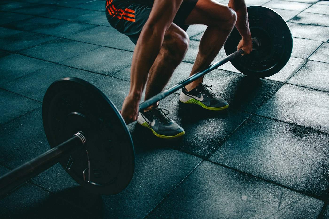 Persona levantando pesas en un gimnasio